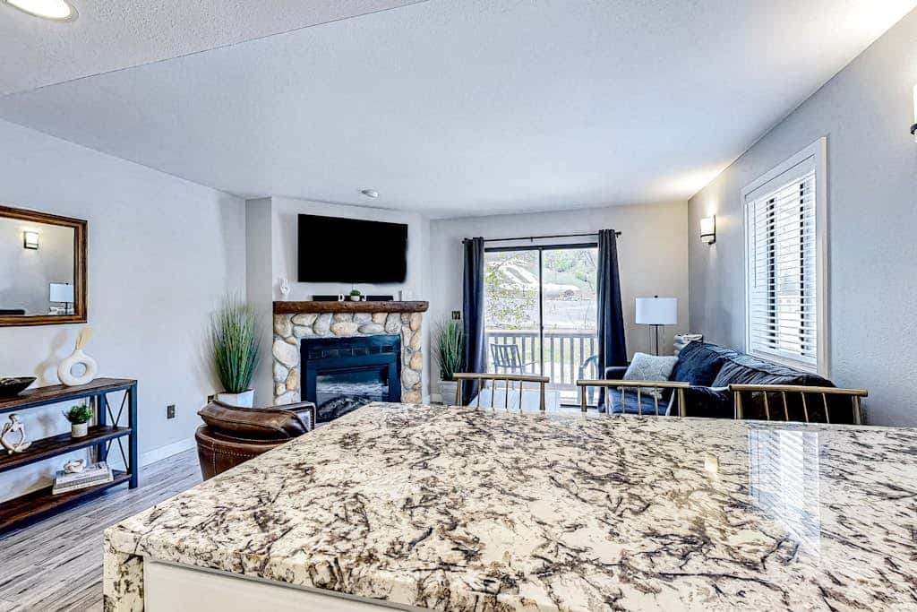 Updated condo w/ ski & mountain views, walk to slopes, free Wifi