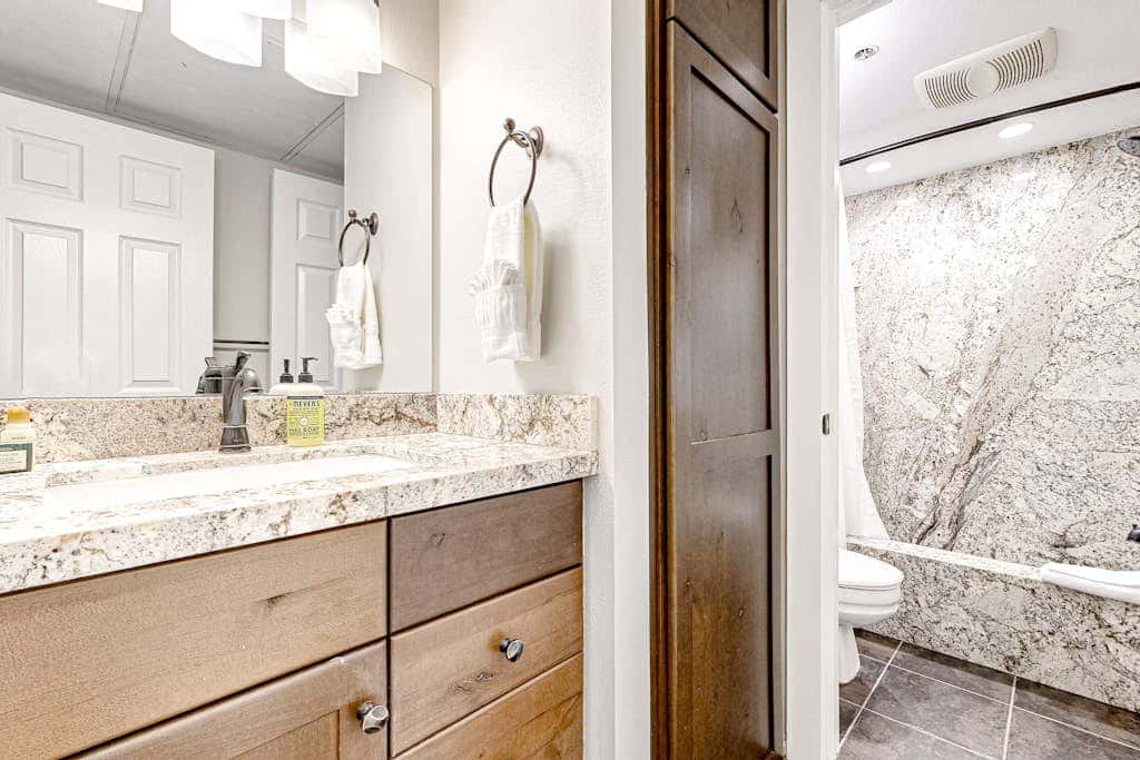 Updated condo w/ ski & mountain views, walk to slopes, free Wifi