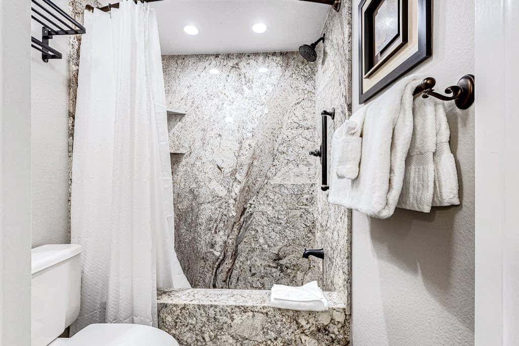 Updated condo w/ ski & mountain views, walk to slopes, free Wifi