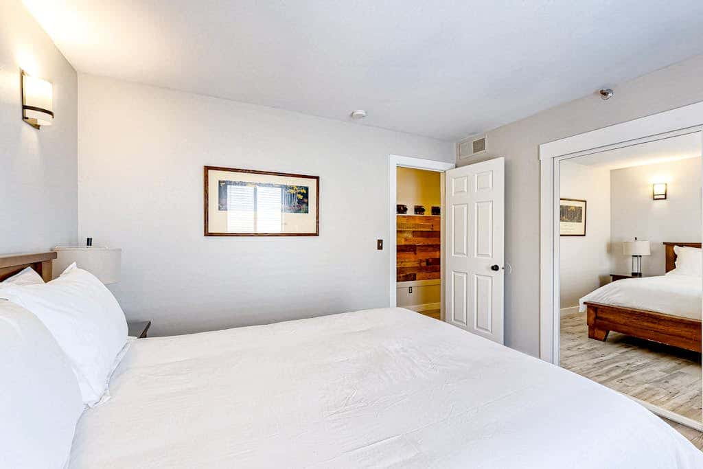 Updated condo w/ ski & mountain views, walk to slopes, free Wifi