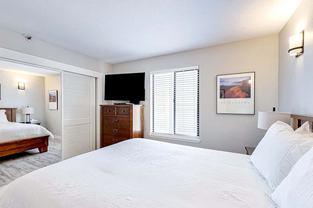 Updated condo w/ ski & mountain views, walk to slopes, free Wifi