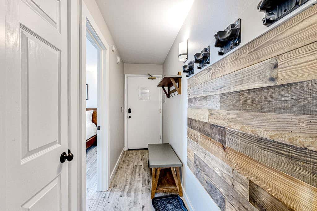 Updated condo w/ ski & mountain views, walk to slopes, free Wifi
