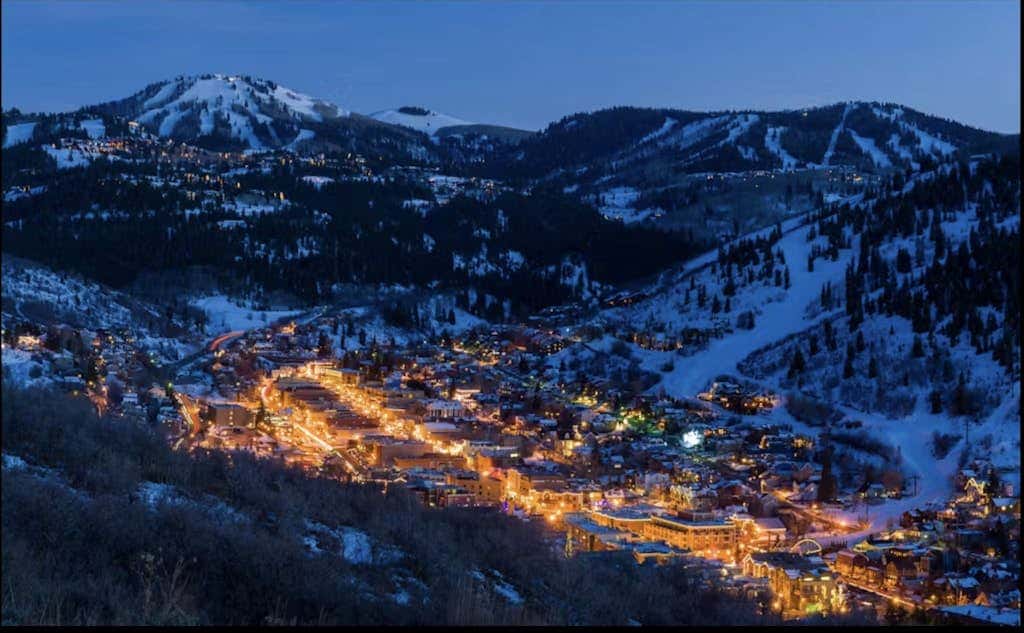 Updated condo w/ ski & mountain views, walk to slopes, free Wifi