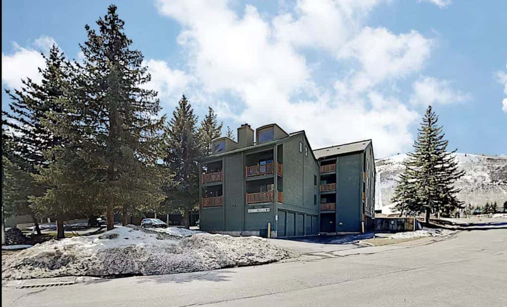 Updated condo w/ ski & mountain views, walk to slopes, free Wifi