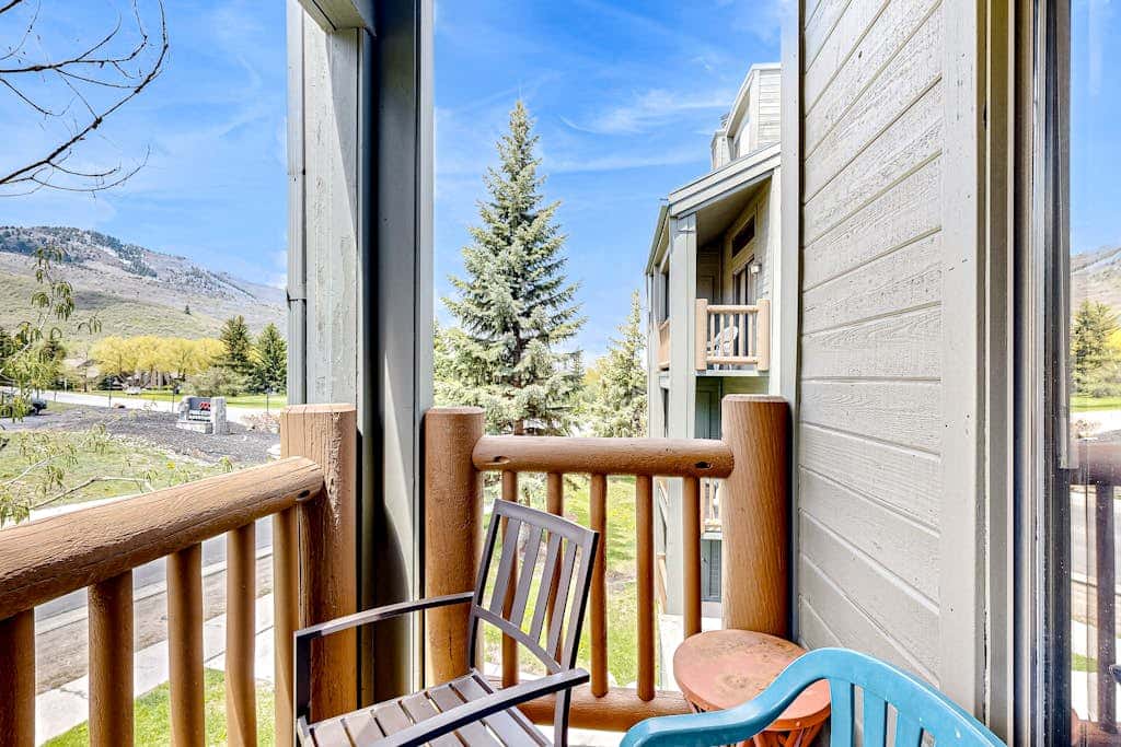 Updated condo w/ ski & mountain views, walk to slopes, free Wifi