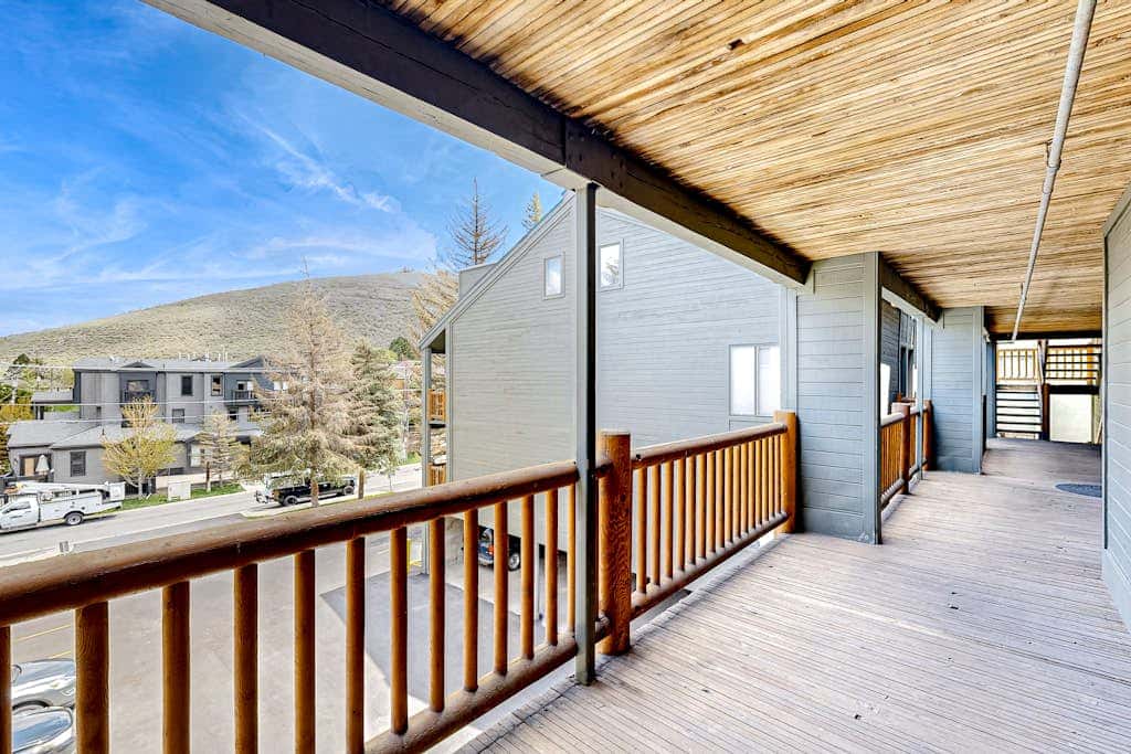 Updated condo w/ ski & mountain views, walk to slopes, free Wifi