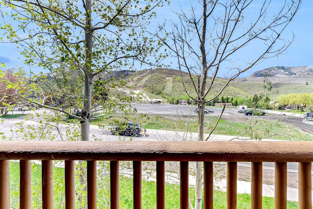 Updated condo w/ ski & mountain views, walk to slopes, free Wifi
