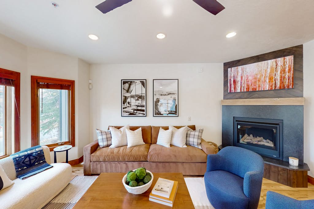 Updated Condo minutes from downtown & slopes with hot tub