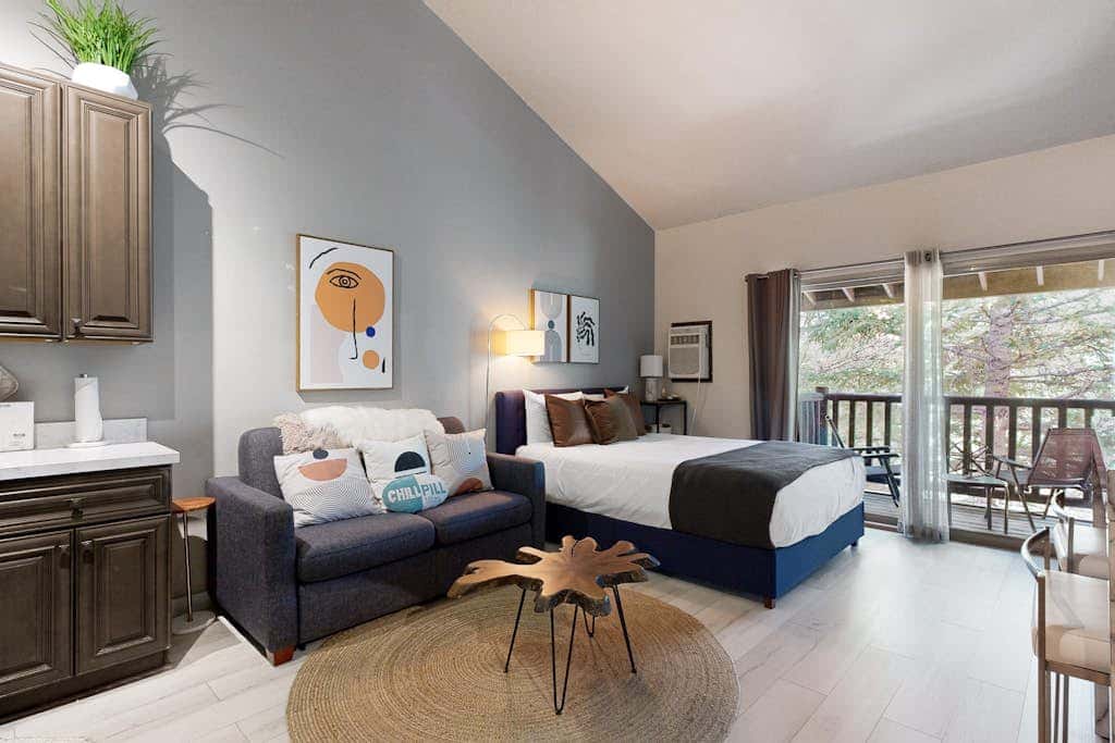 Lovely studio in the heart of town with Pool & Hot Tub on-site, WiFi & deck