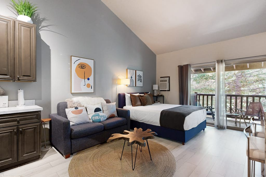 Lovely studio in the heart of town with Pool & Hot Tub on-site, WiFi & deck