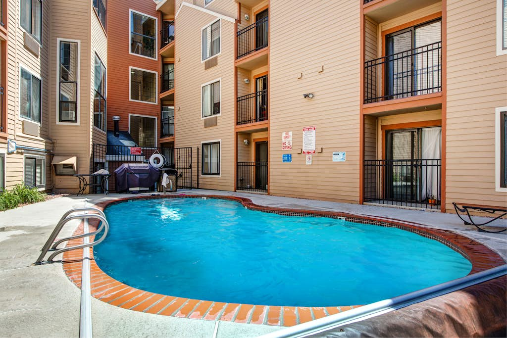 Cozy, walkable condo with Wifi, shared pool & hot tub - close to slopes
