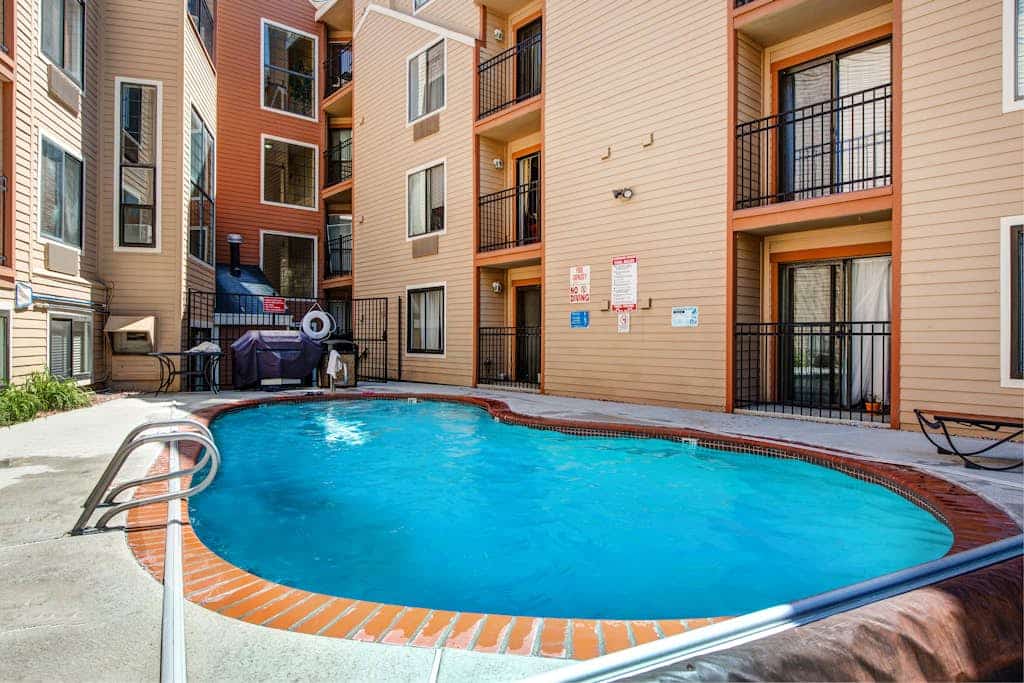 Cozy, walkable condo with Wifi, shared pool & hot tub - close to slopes