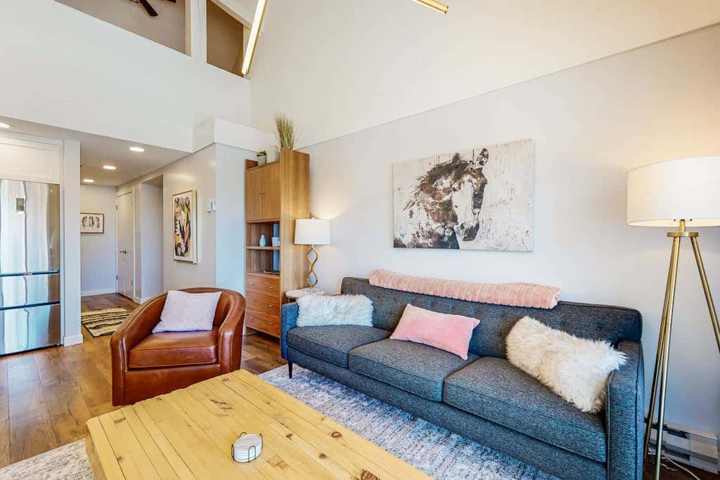 Ski view condo steps to Park City lifts with fireplace, pool, hot tubs, ice rink