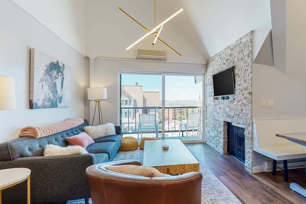Ski view condo steps to Park City lifts with fireplace, pool, hot tubs, ice rink