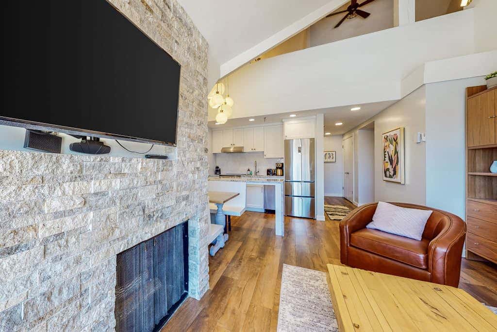 Ski view condo steps to Park City lifts with fireplace, pool, hot tubs, ice rink