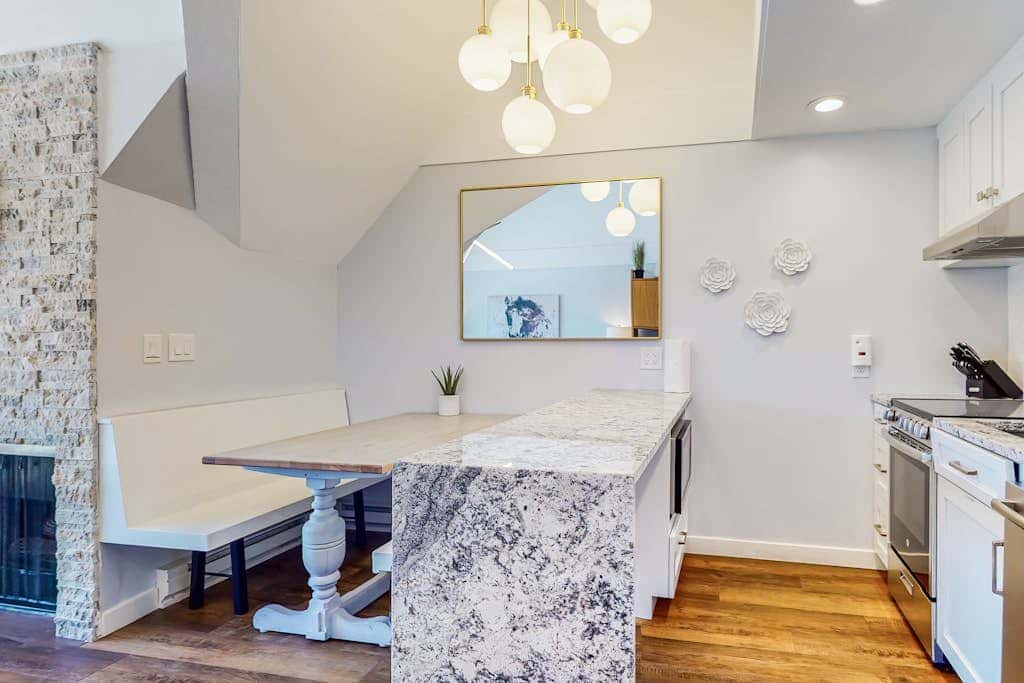 Ski view condo steps to Park City lifts with fireplace, pool, hot tubs, ice rink
