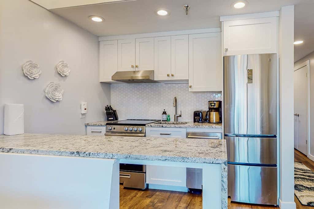 Ski view condo steps to Park City lifts with fireplace, pool, hot tubs, ice rink