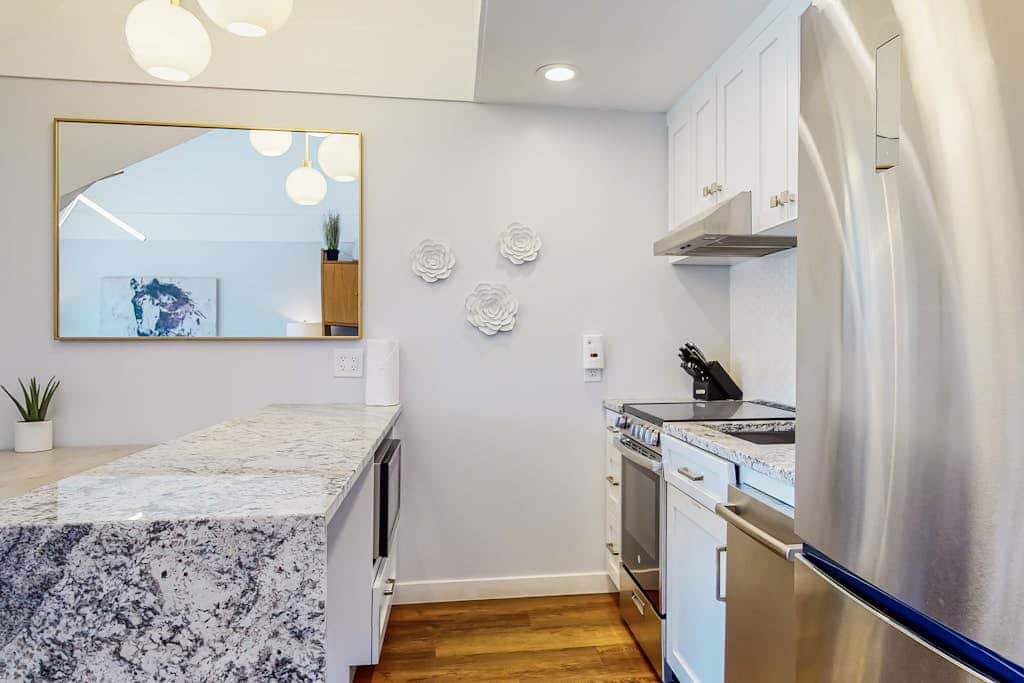 Ski view condo steps to Park City lifts with fireplace, pool, hot tubs, ice rink