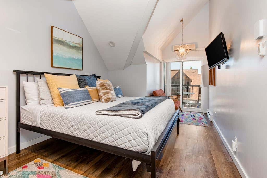 Ski view condo steps to Park City lifts with fireplace, pool, hot tubs, ice rink