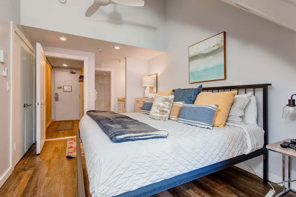 Ski view condo steps to Park City lifts with fireplace, pool, hot tubs, ice rink