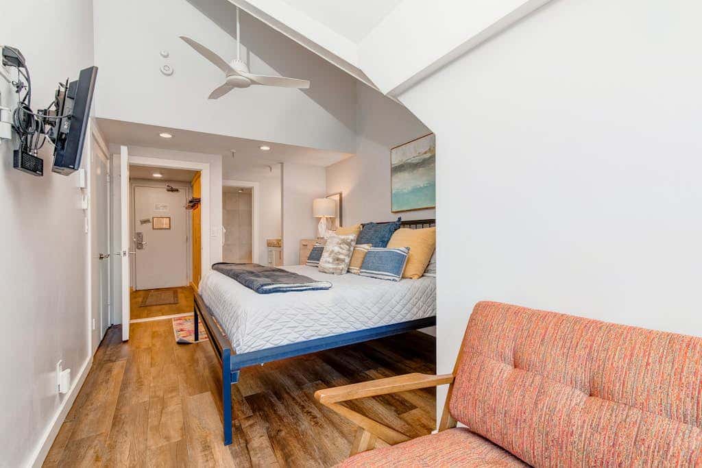 Ski view condo steps to Park City lifts with fireplace, pool, hot tubs, ice rink