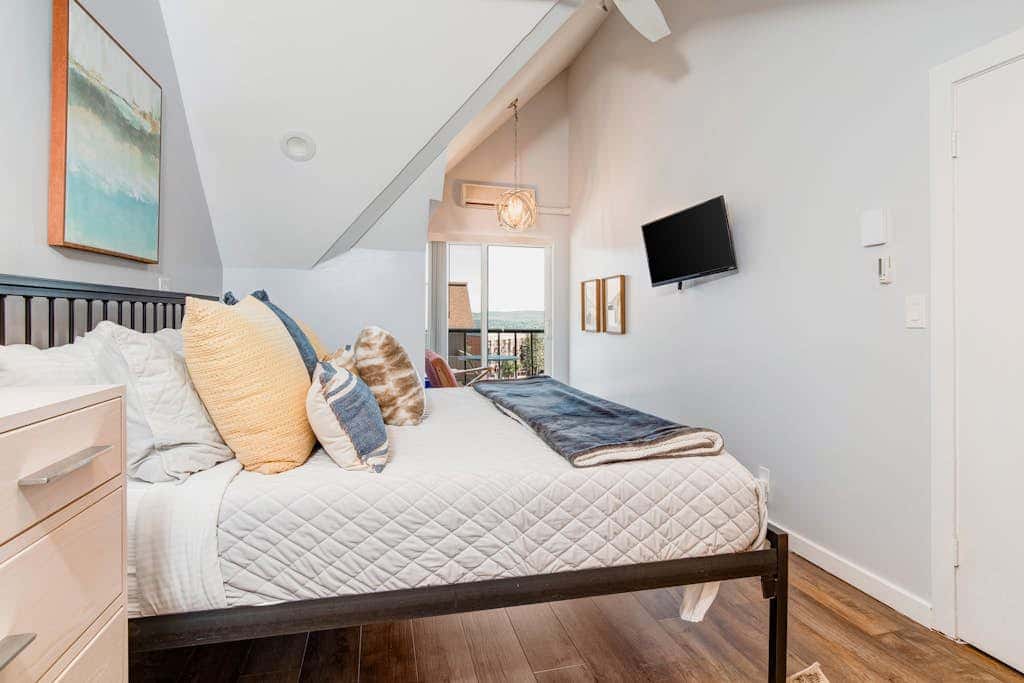 Ski view condo steps to Park City lifts with fireplace, pool, hot tubs, ice rink