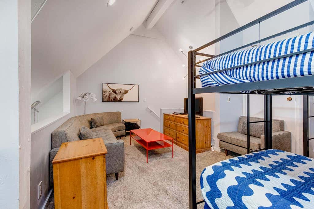 Ski view condo steps to Park City lifts with fireplace, pool, hot tubs, ice rink