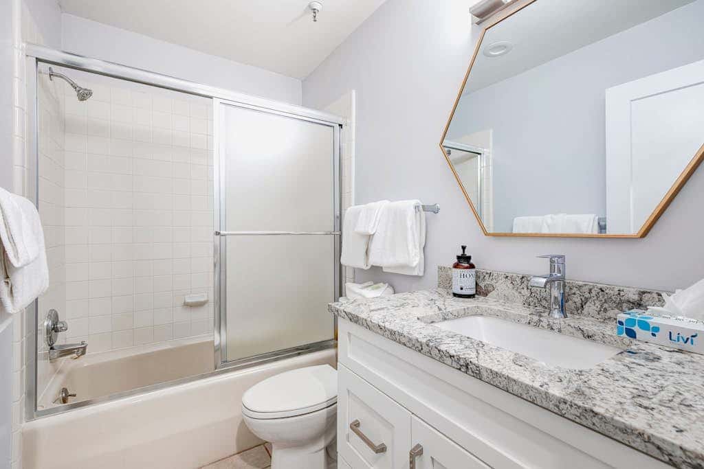 Ski view condo steps to Park City lifts with fireplace, pool, hot tubs, ice rink