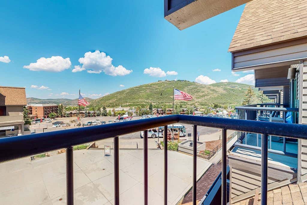 Ski view condo steps to Park City lifts with fireplace, pool, hot tubs, ice rink