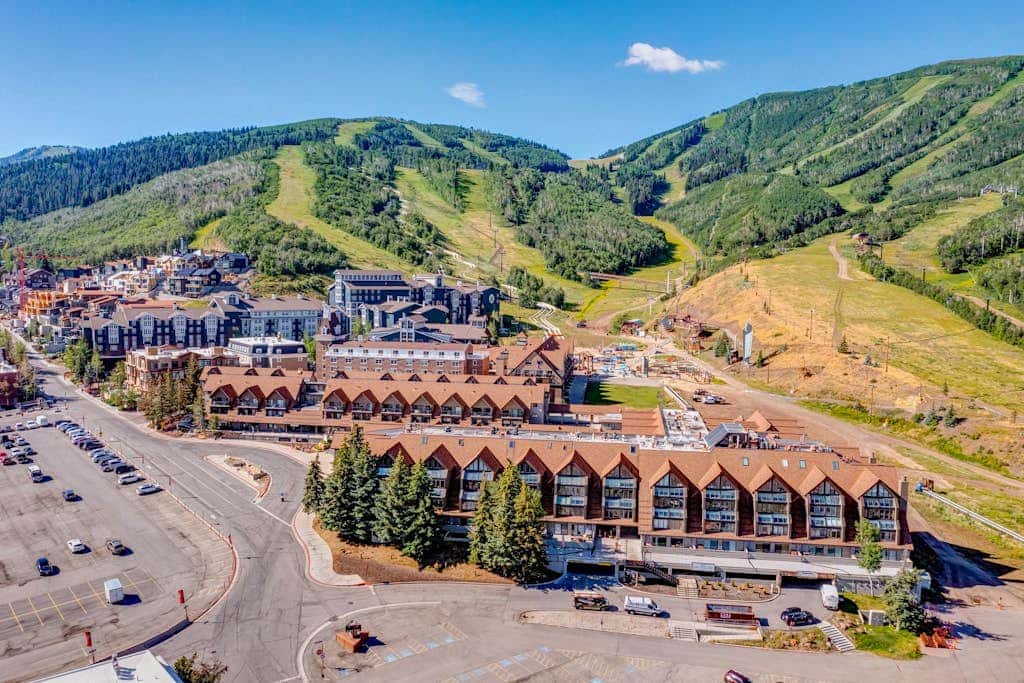 Ski view condo steps to Park City lifts with fireplace, pool, hot tubs, ice rink