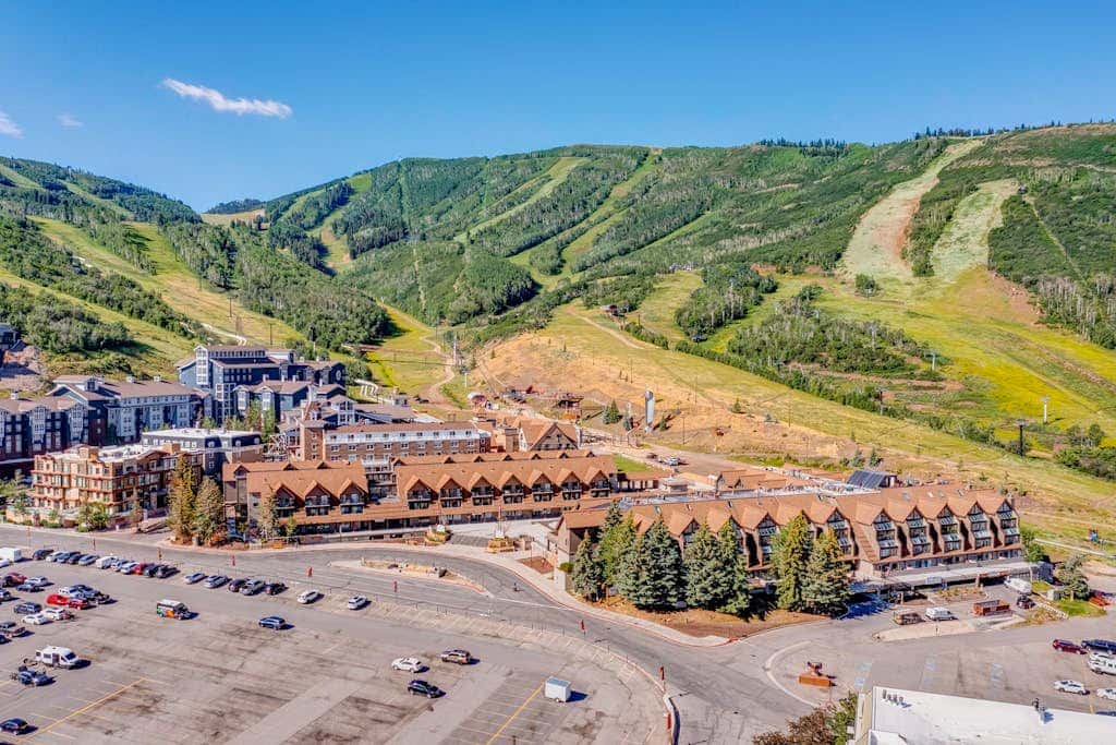 Ski view condo steps to Park City lifts with fireplace, pool, hot tubs, ice rink