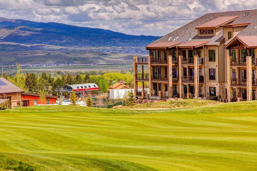 Beautiful second-floor condo with pool, hot tub, mtn views, and full kitchen