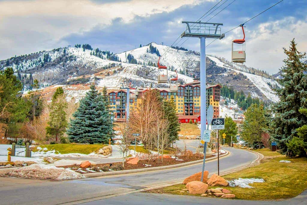 Beautiful second-floor condo with pool, hot tub, mtn views, and full kitchen