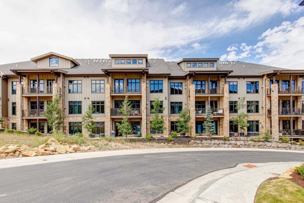 Beautiful second-floor condo with pool, hot tub, mtn views, and full kitchen