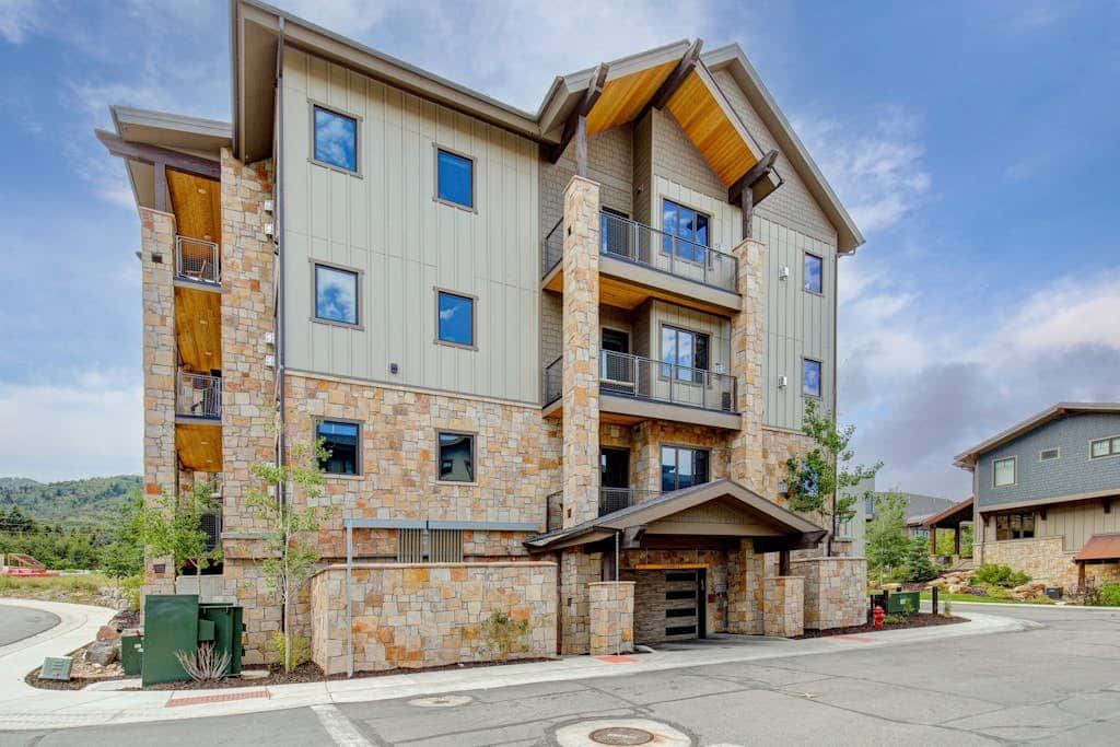 Beautiful second-floor condo with pool, hot tub, mtn views, and full kitchen