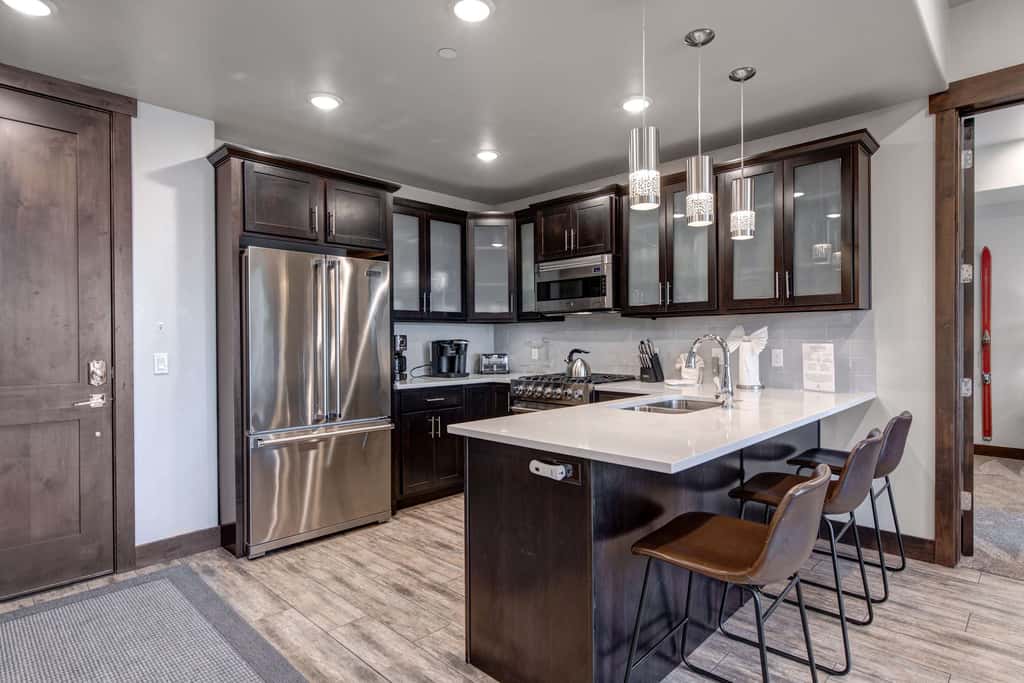 Beautiful second-floor condo with pool, hot tub, mtn views, and full kitchen