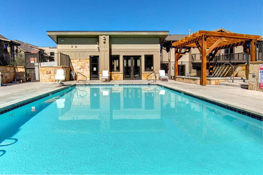 Beautiful second-floor condo with pool, hot tub, mtn views, and full kitchen