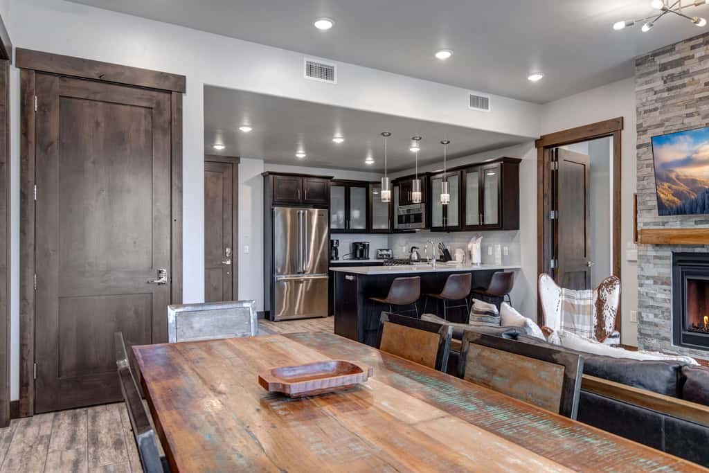Beautiful second-floor condo with pool, hot tub, mtn views, and full kitchen