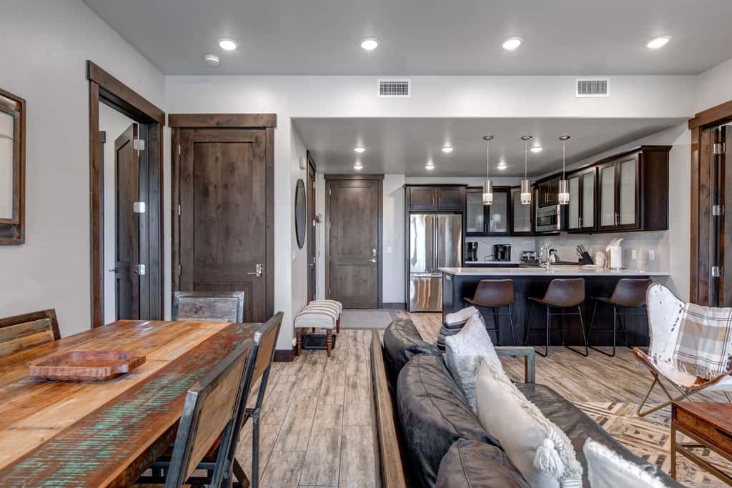 Beautiful second-floor condo with pool, hot tub, mtn views, and full kitchen