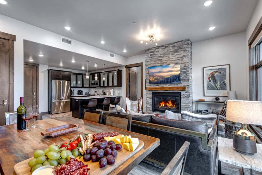 Beautiful second-floor condo with pool, hot tub, mtn views, and full kitchen