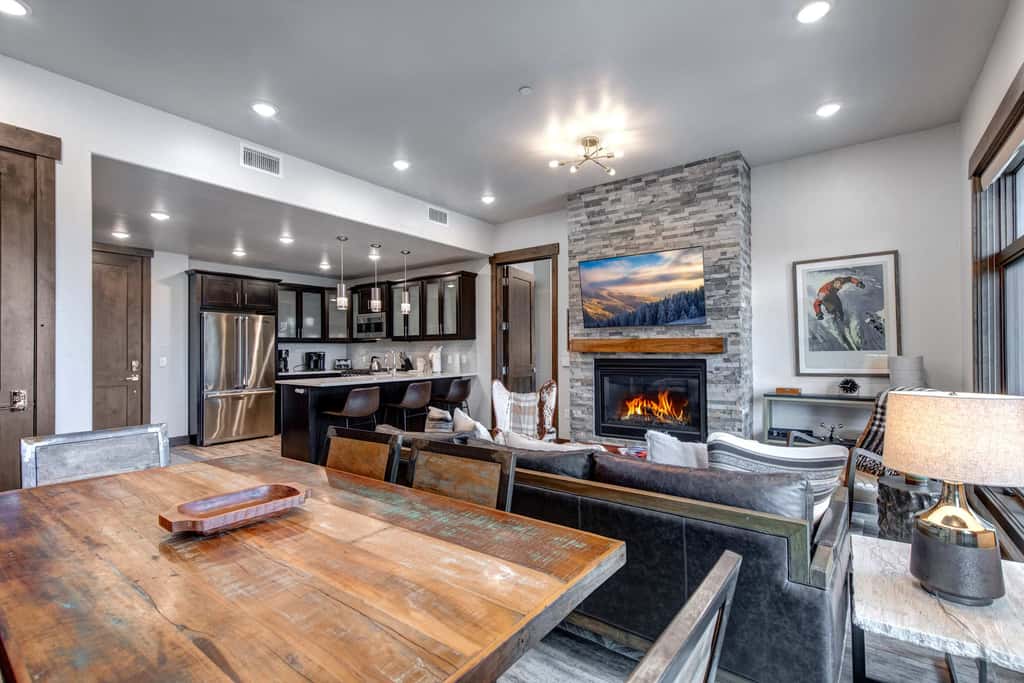 Beautiful second-floor condo with pool, hot tub, mtn views, and full kitchen