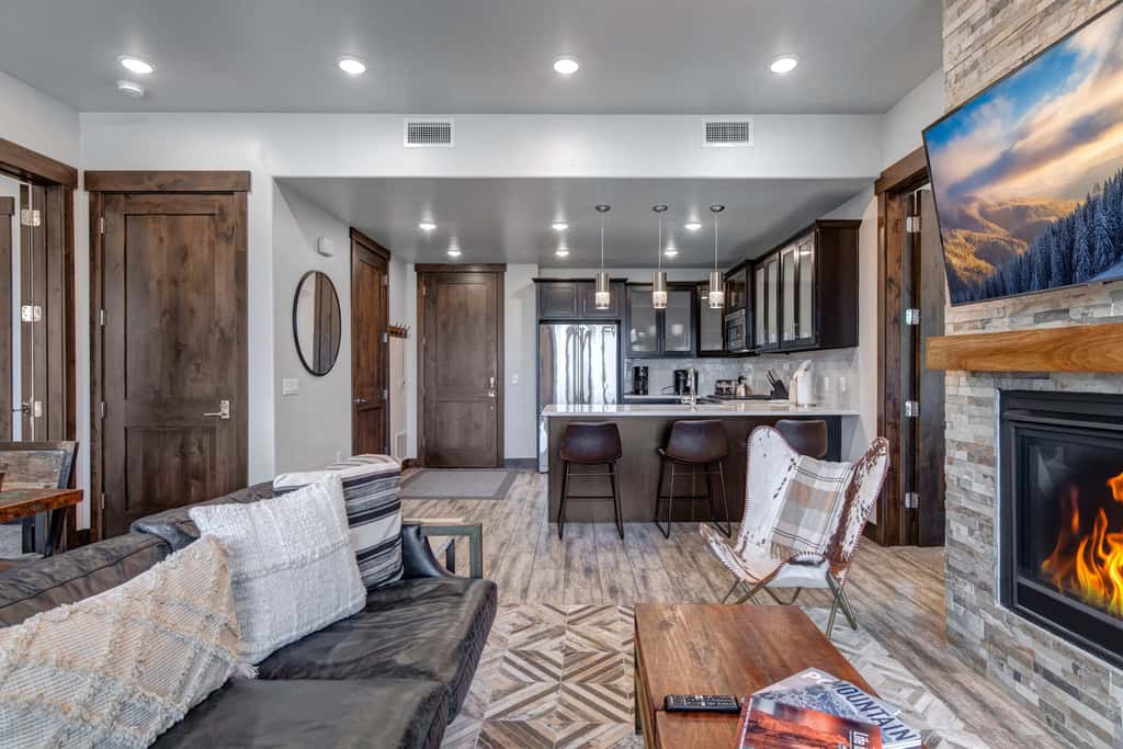 Beautiful second-floor condo with pool, hot tub, mtn views, and full kitchen