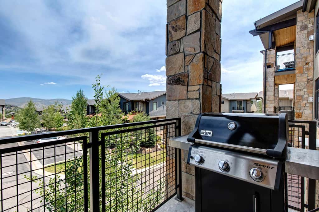 Beautiful second-floor condo with pool, hot tub, mtn views, and full kitchen
