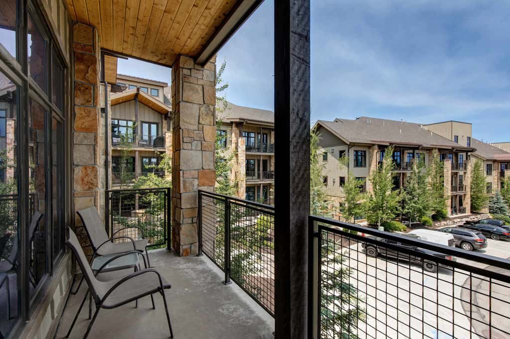 Beautiful second-floor condo with pool, hot tub, mtn views, and full kitchen