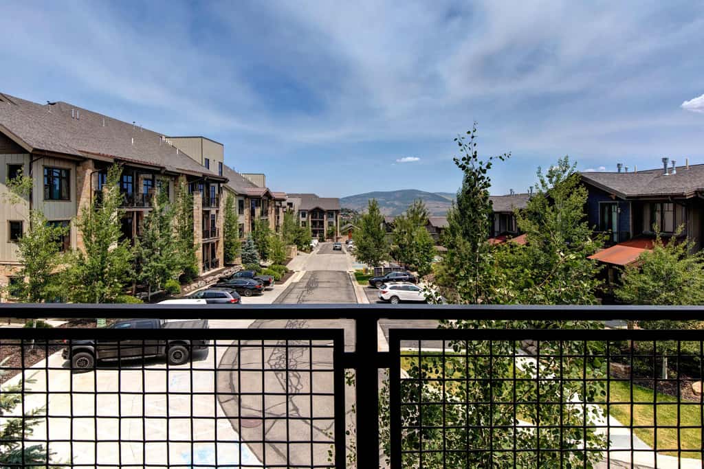 Beautiful second-floor condo with pool, hot tub, mtn views, and full kitchen