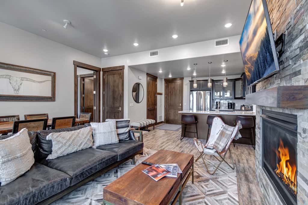 Beautiful second-floor condo with pool, hot tub, mtn views, and full kitchen
