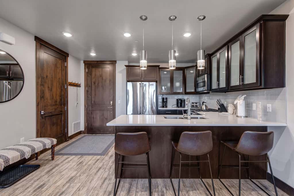 Beautiful second-floor condo with pool, hot tub, mtn views, and full kitchen