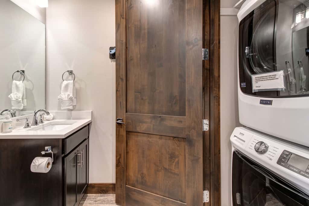 Beautiful second-floor condo with pool, hot tub, mtn views, and full kitchen