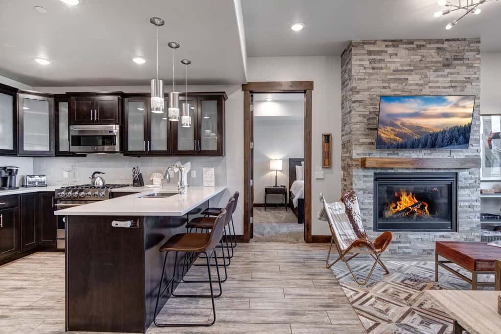Beautiful second-floor condo with pool, hot tub, mtn views, and full kitchen