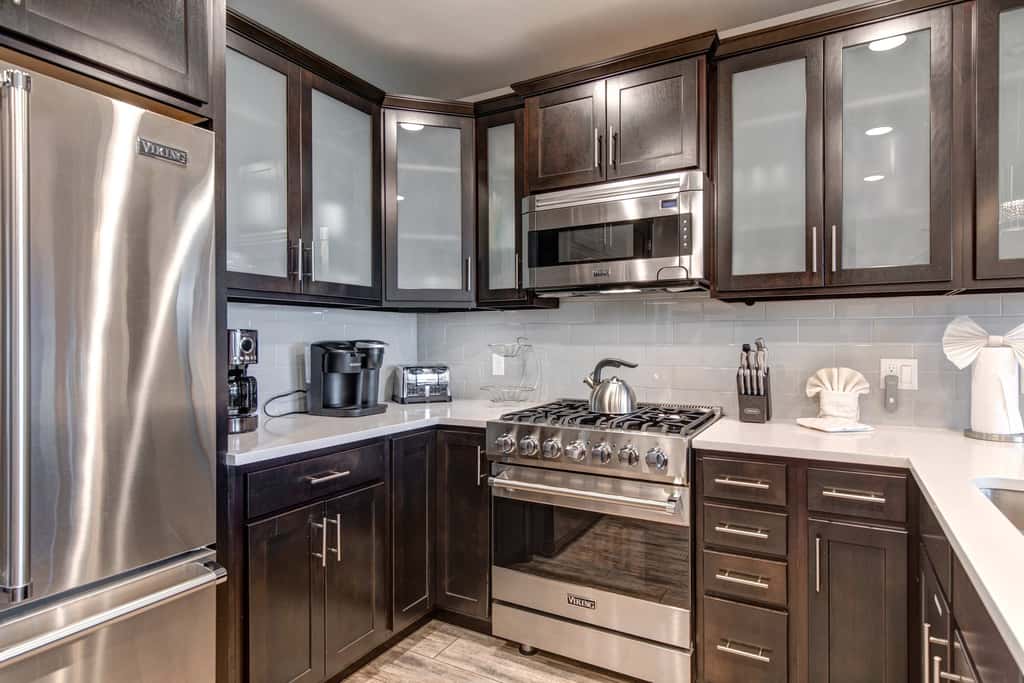 Beautiful second-floor condo with pool, hot tub, mtn views, and full kitchen